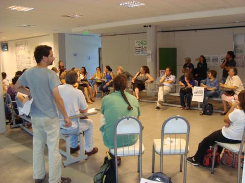 Asamblea en la sede central de la UNLu